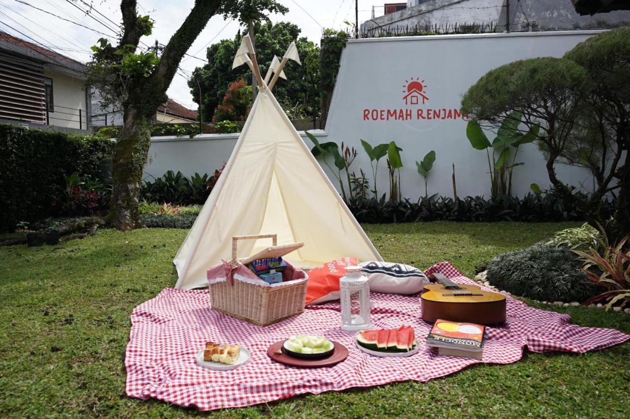 Bed and Breakfast Roemah Renjana Bandung Esterno foto