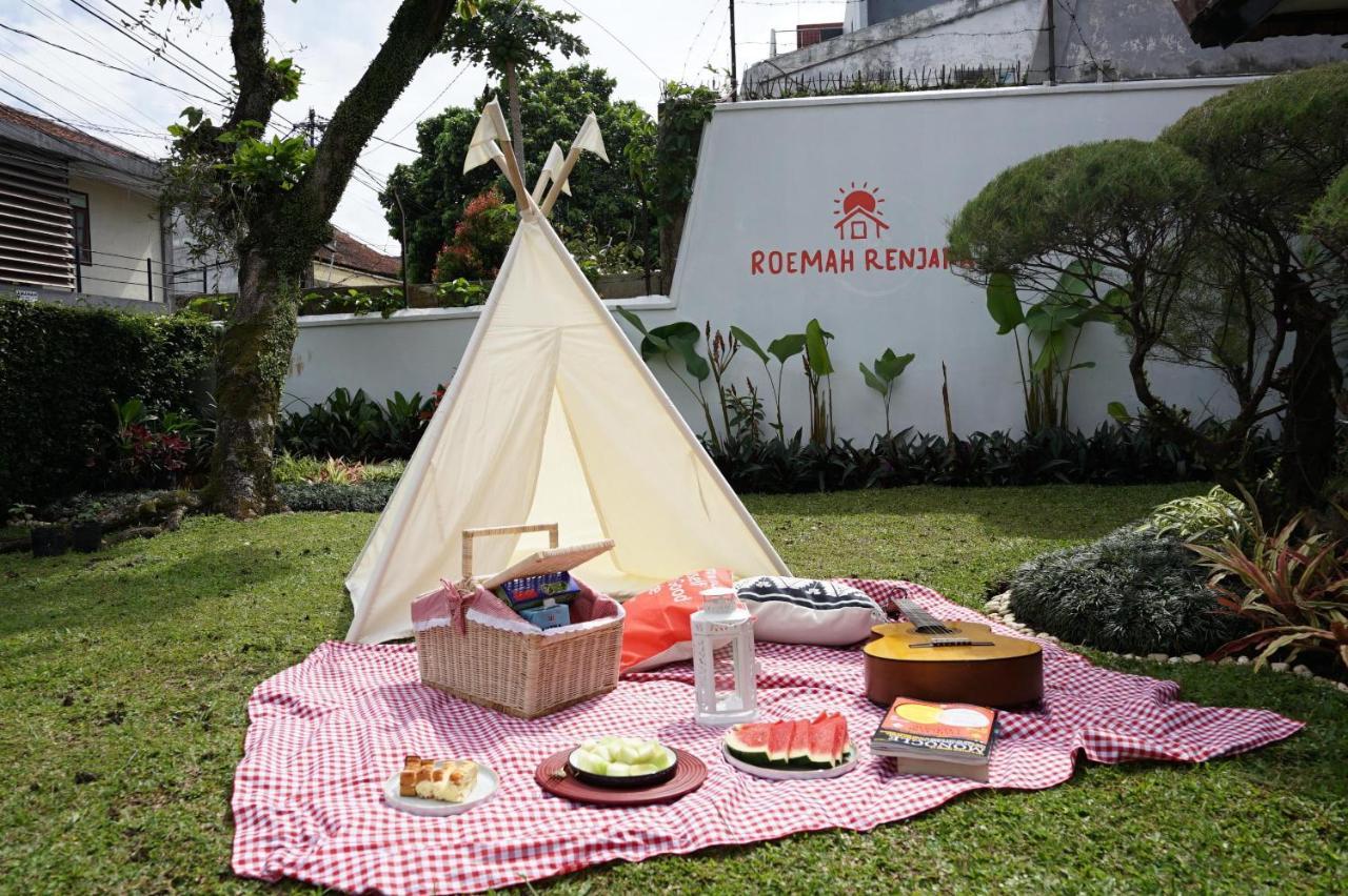 Bed and Breakfast Roemah Renjana Bandung Esterno foto