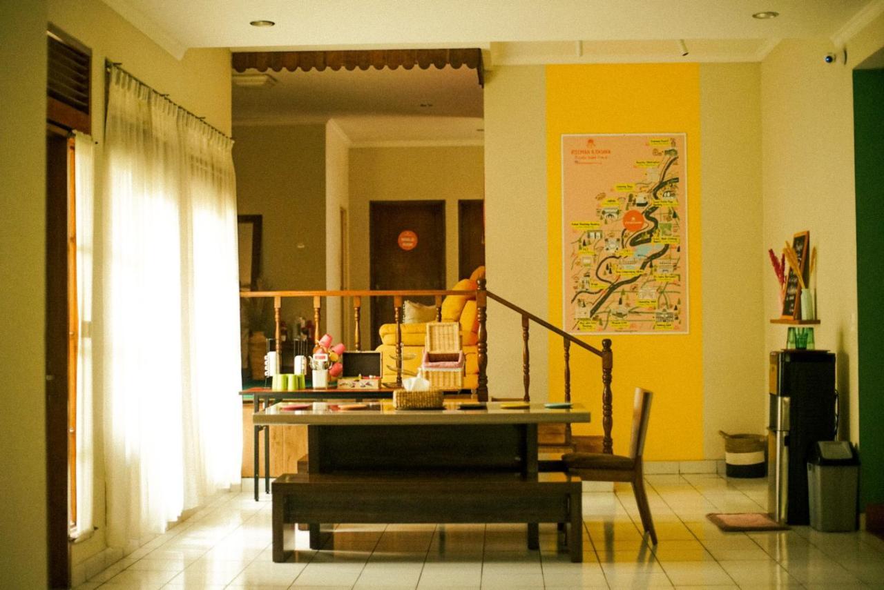 Bed and Breakfast Roemah Renjana Bandung Esterno foto