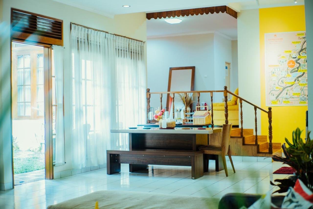 Bed and Breakfast Roemah Renjana Bandung Esterno foto