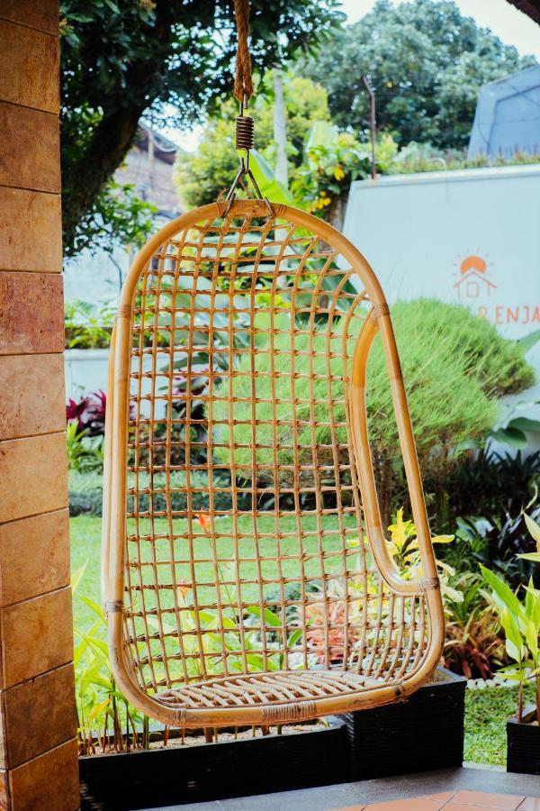 Bed and Breakfast Roemah Renjana Bandung Esterno foto