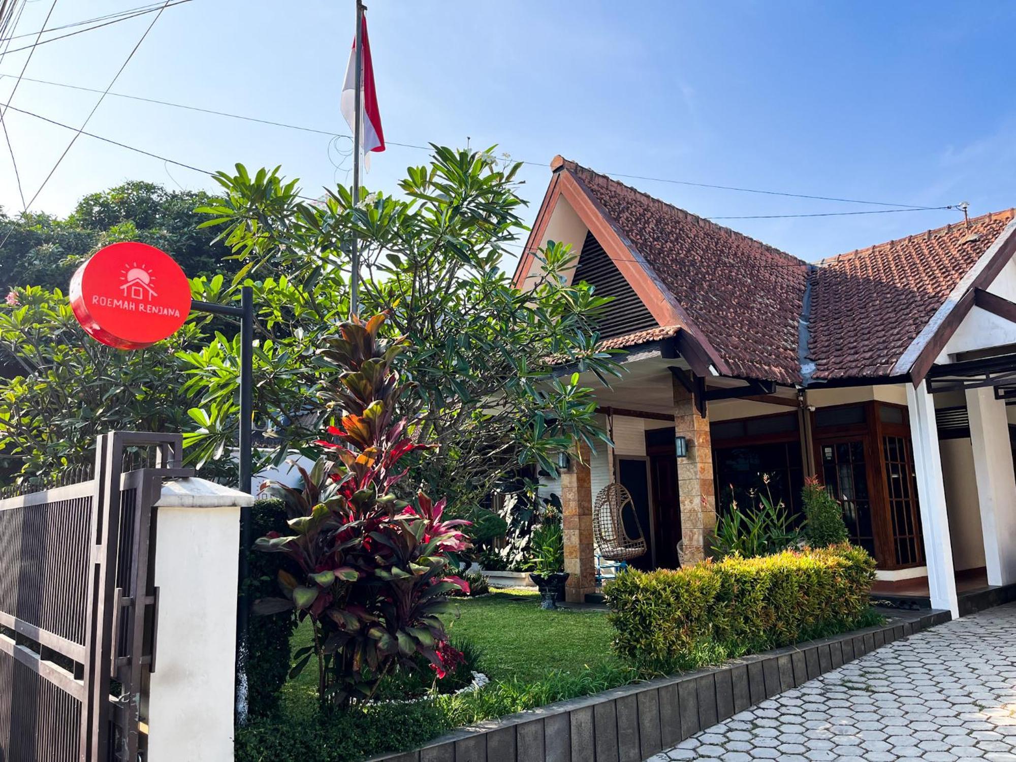 Bed and Breakfast Roemah Renjana Bandung Esterno foto